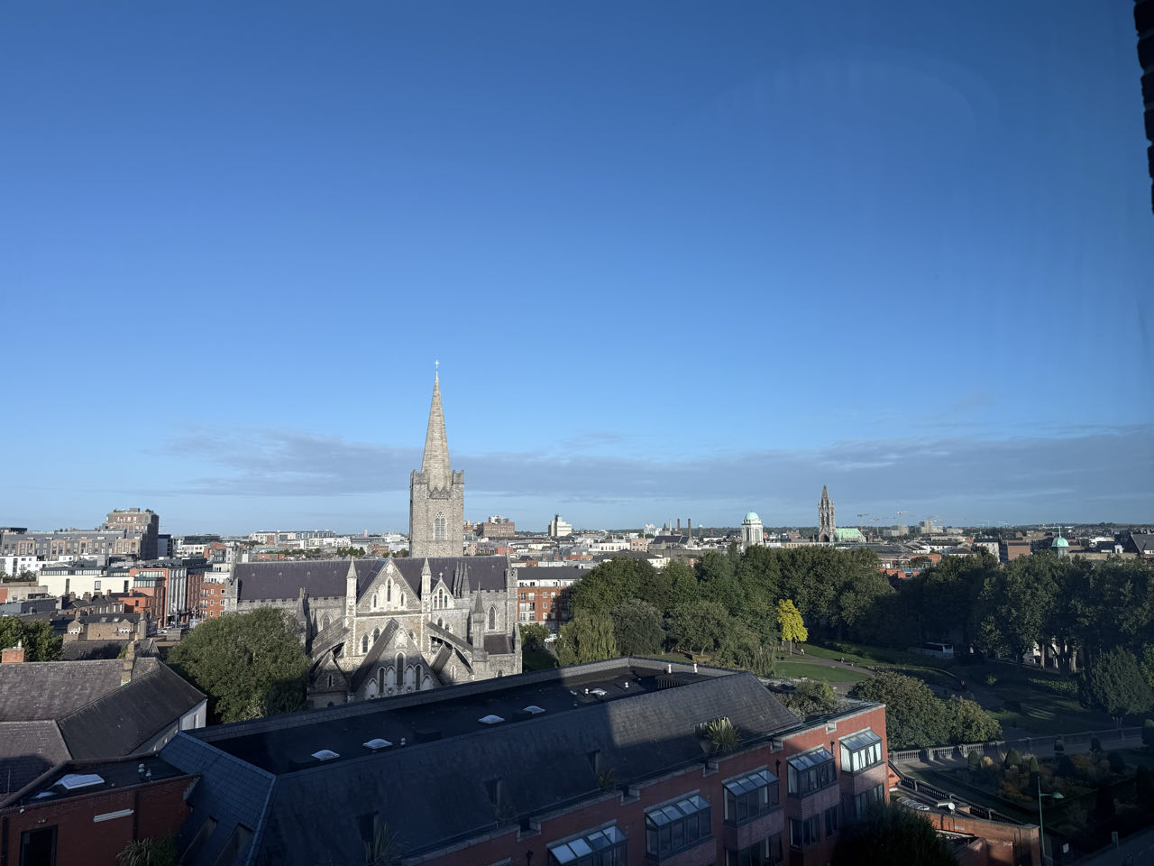 Uitzicht over Dublin met een kerktoren