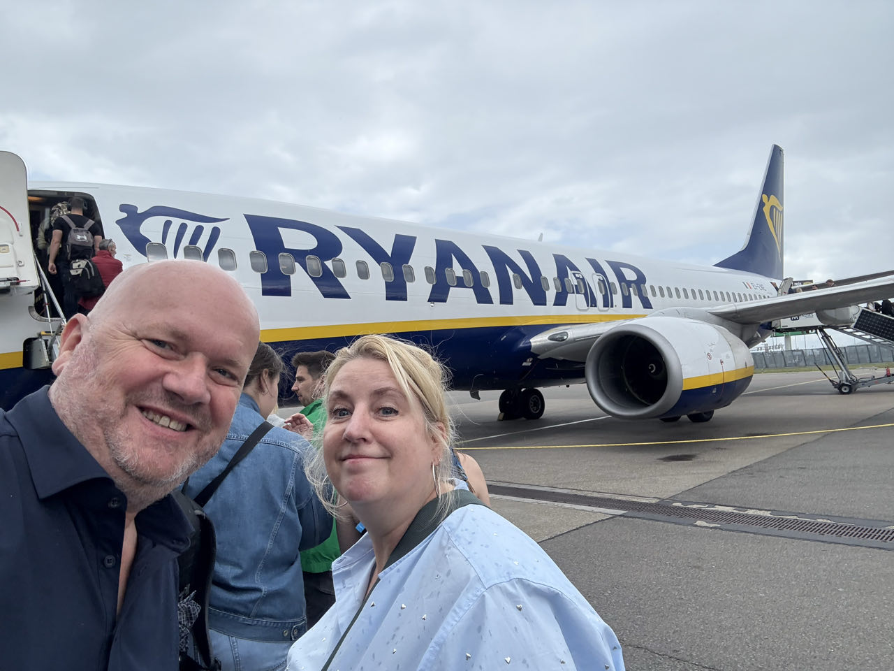 Aimée en Michael bij een Ryanair-vliegtuig