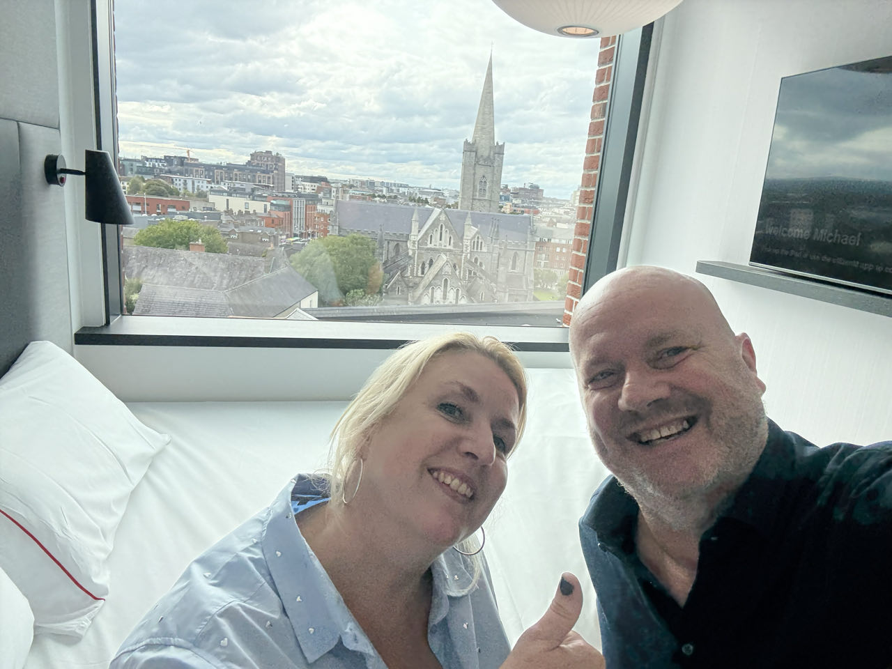 Aimée en Michael in hun hotelkamer in Dublin