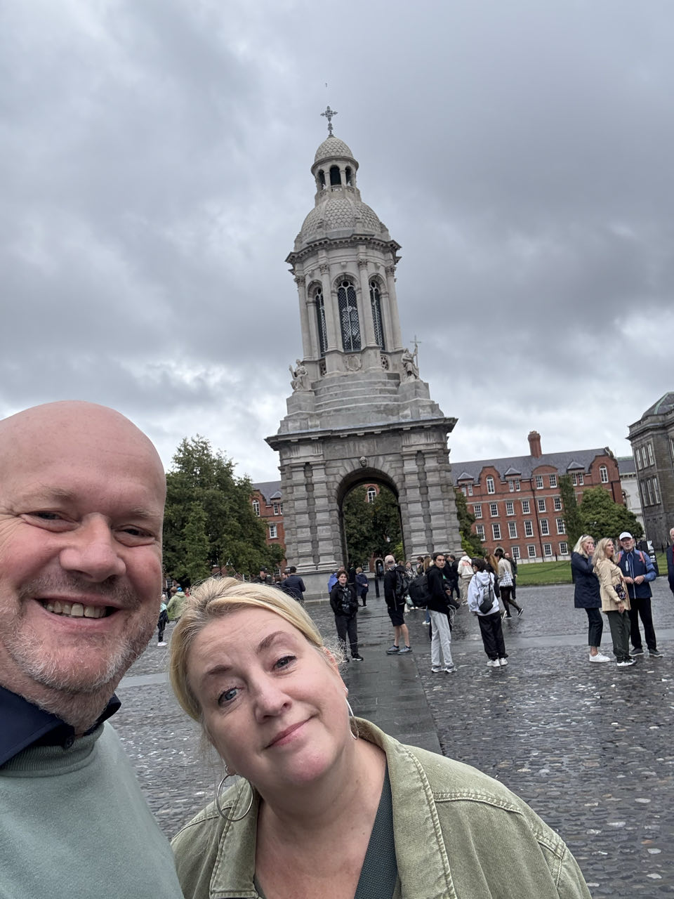 Aimée en Michael bij een monument in Dublin