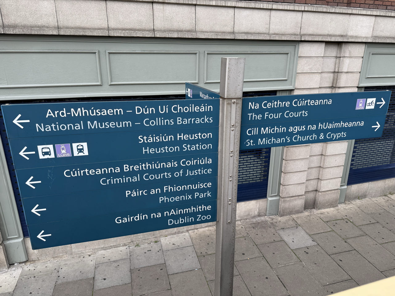 Wegwijzers naar bezienswaardigheden in Dublin
