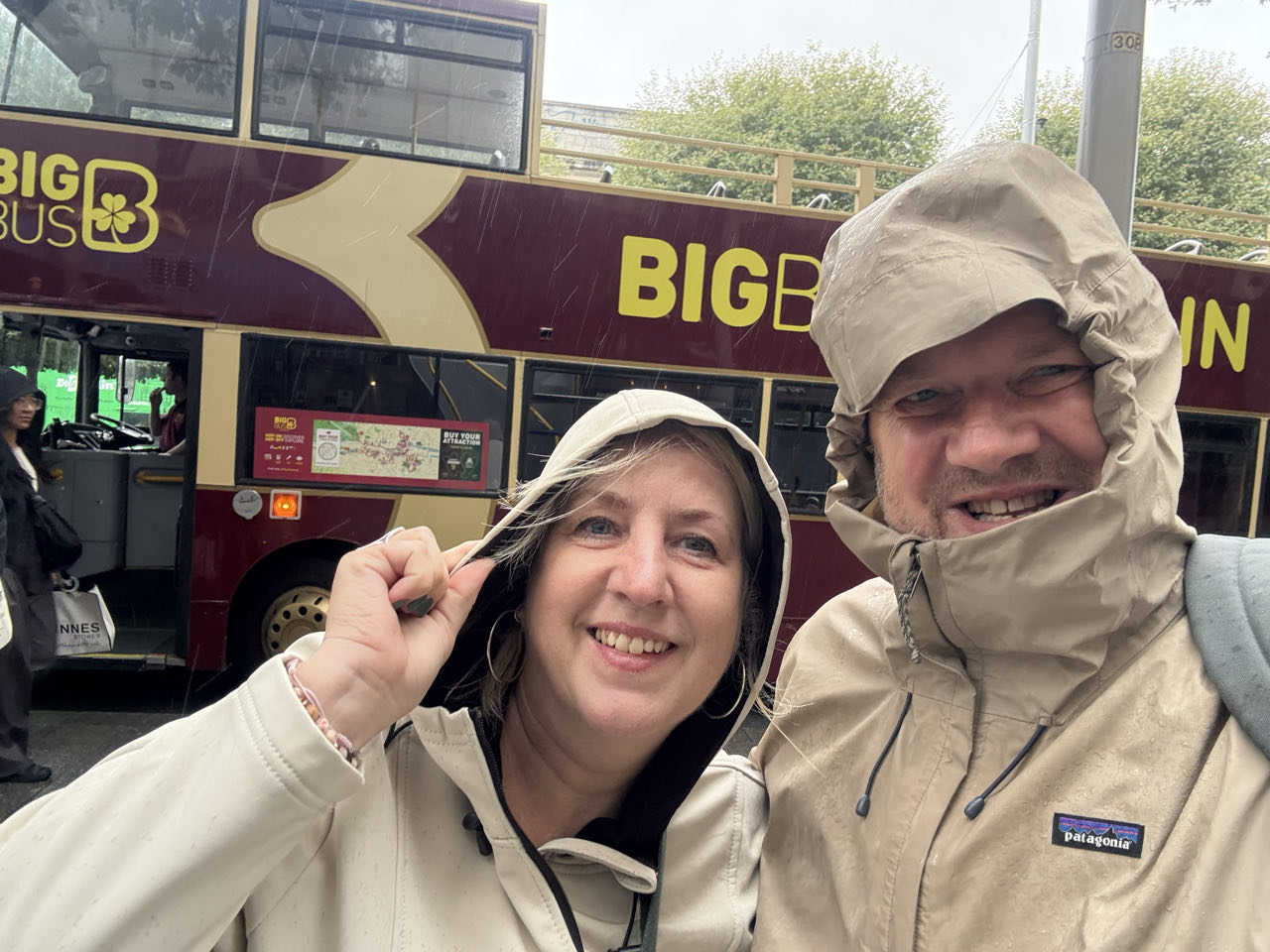 Aimée en Michael bij de open bus in de regen